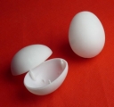Uovo plastica che si apre bianco