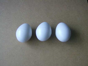Tre uova di plastica